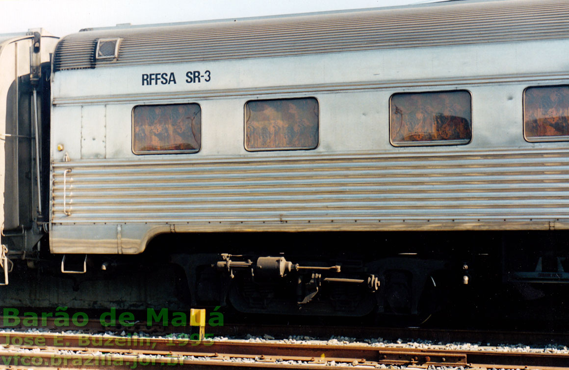 Inscrições da RFFSA SR3 na extremidade dos carros de aço Budd do Trem de Prata