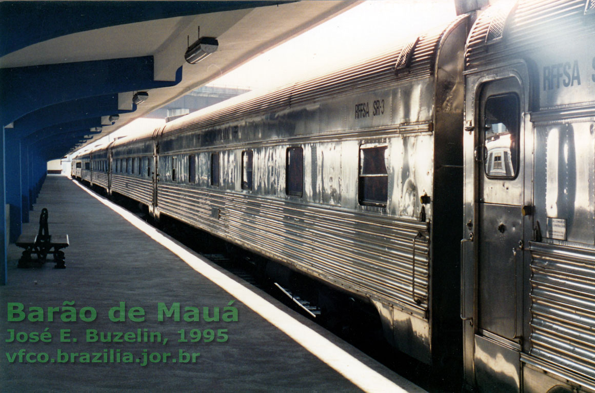 Trem de Prata na plataforma da estação Barão de Mauá — ex-Leopoldina, com trilhos na bitola de 1,60 metro