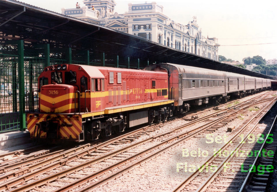 Locomotiva U20C nº 3156 RFFSA com o trem Vera Cruz na estação ferroviária de Belo Horizonte