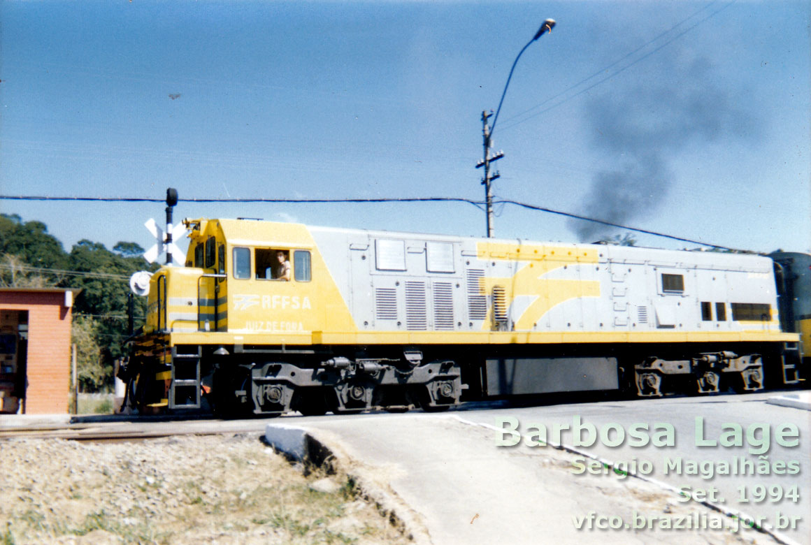 Locomotiva Juiz de Fora na passagem de nível junto ao estribo de Barbosa Lage