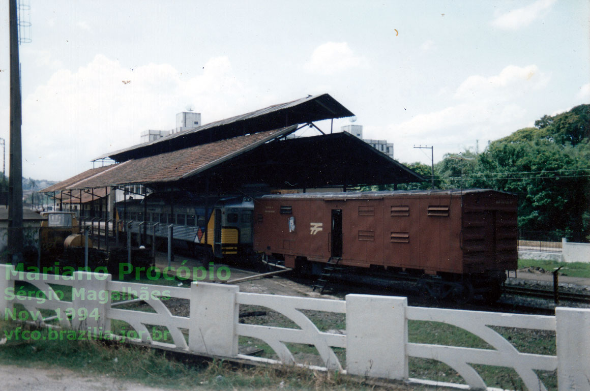 Automotriz do trem Expresso da Mantiqueira na estação ferroviária Mariano Procópio (Juiz de Fora), aguardando horário para Santos Dumont