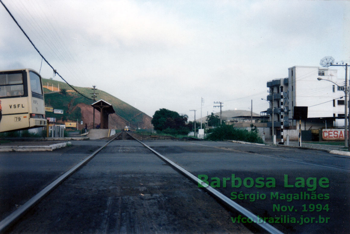 Trem Expresso da Mantiqueira aproximando-se do estribo junto à passagem de nível em Barbosa Lage, Juiz de Fora