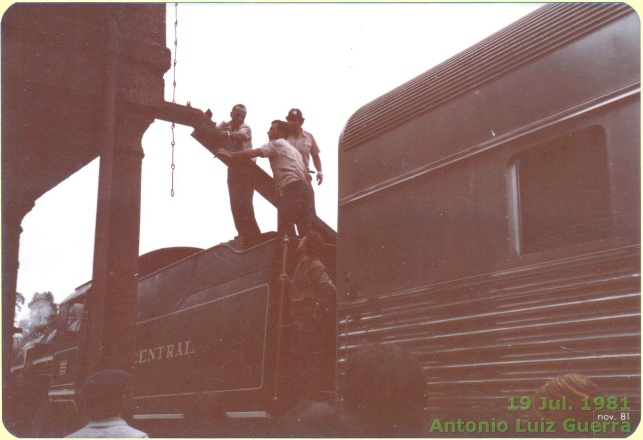 Abastecimendo de água da locomotiva 353 Velha Senhora na viagem inaugural, em 1981