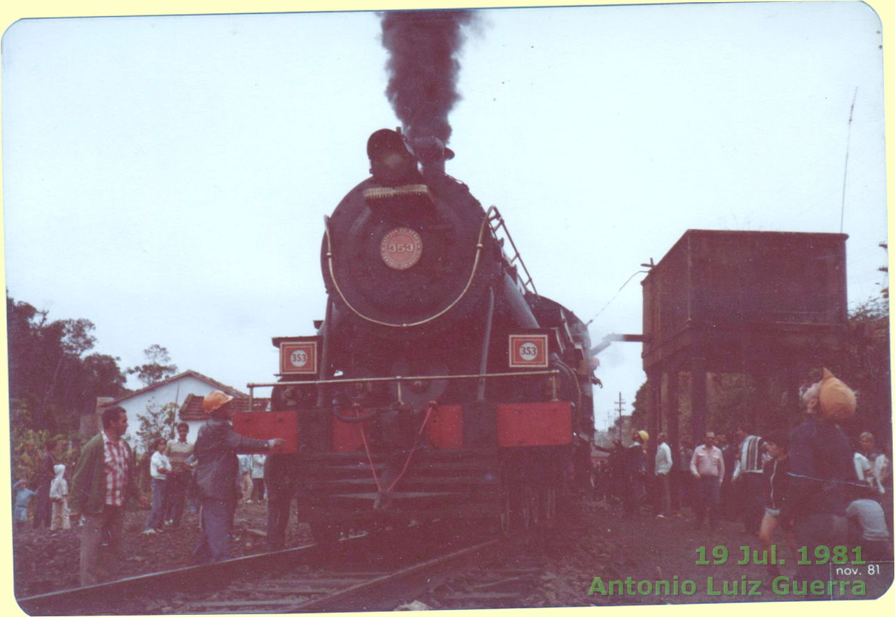 Locomotiva 353 Velha Senhora na viagem inaugural, em 1981