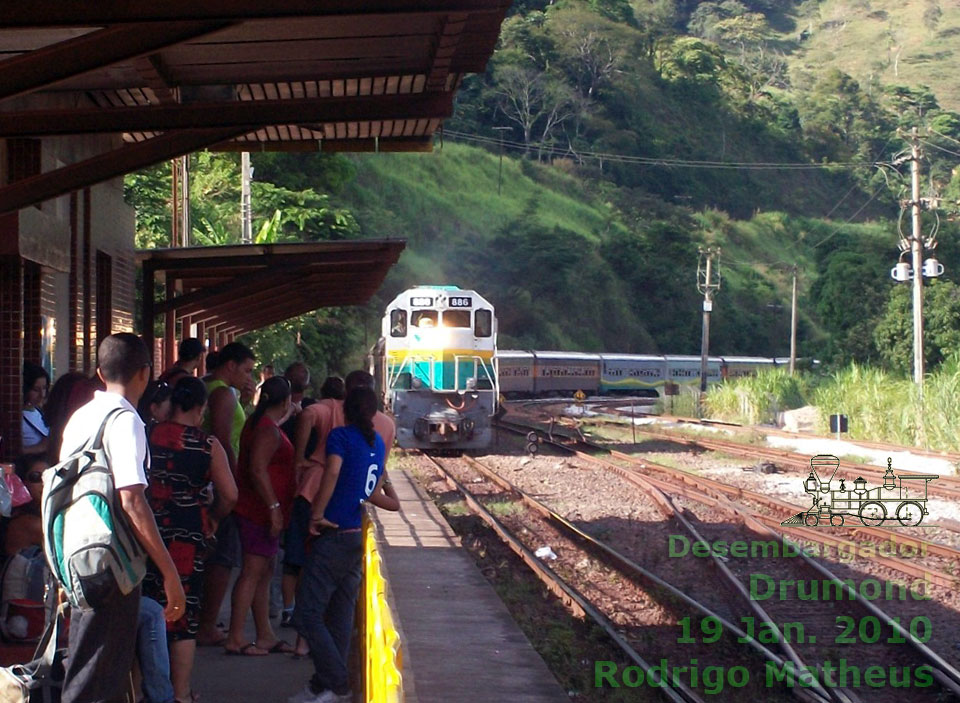 Trem de passageiros da Vale chegando à estação ferroviária Desembargador Drumond, município de Nova Era (MG)