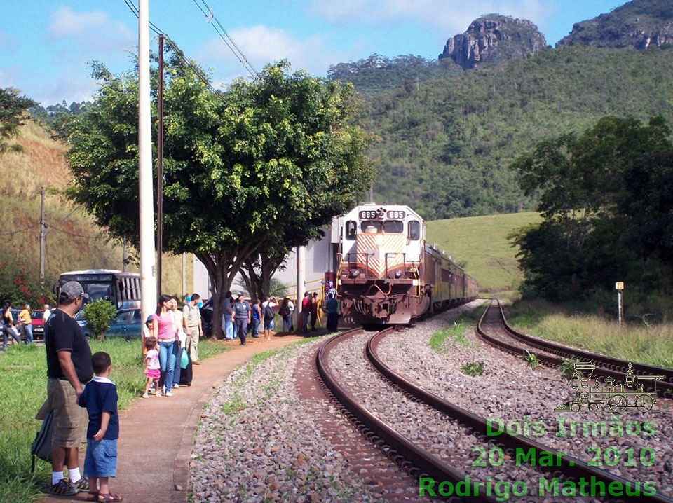 Locomotiva nº 885 com o trem Vitória a Minas na estação ferroviária Dois Irmãos, município de Barão de Cocais