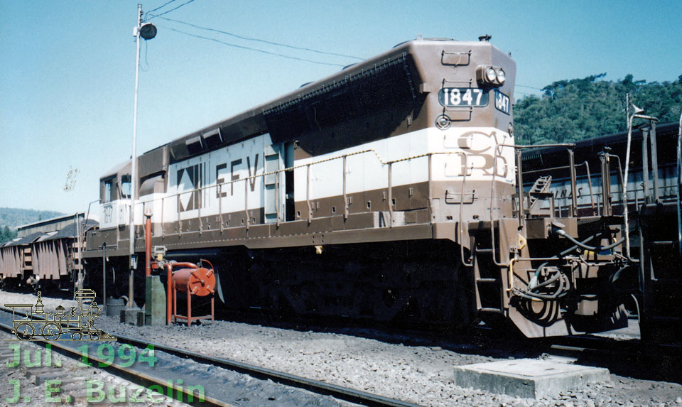 Locomotiva DDM45 n° 1847 da Estrada de Ferro Vitória a Minas (da série reformada) na pintura de 1995
