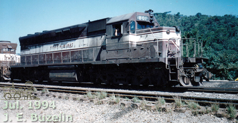 Vista frontal da locomotiva DDM45 n° 801 da Estrada de Ferro Vitória a Minas, ainda no padrão original