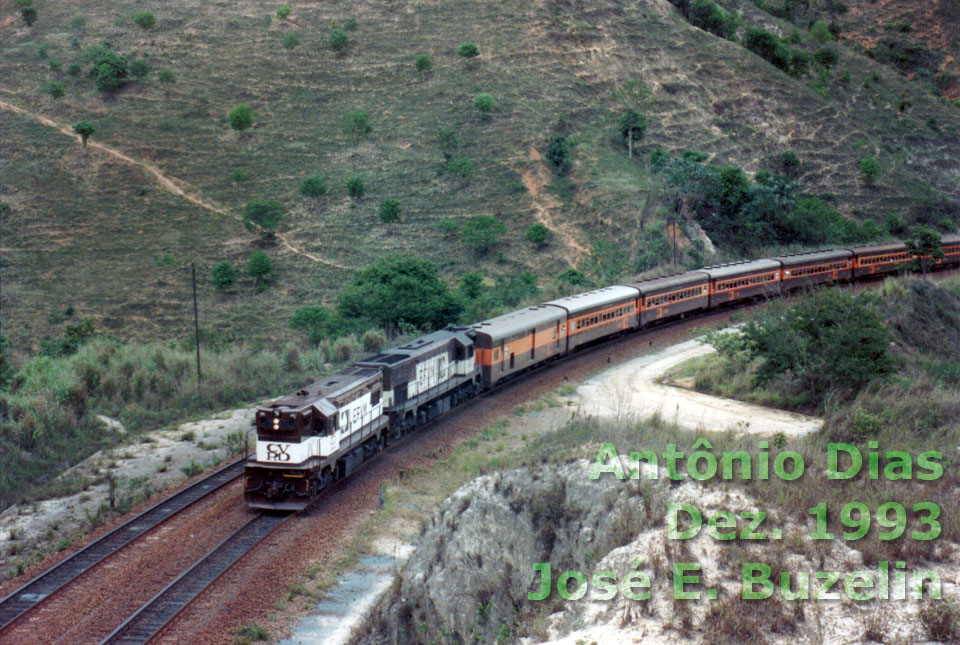 Trem de passageiros Vitória - Belo Horizonte tracionado por uma dupla de locomotivas G12, em fins de 1993