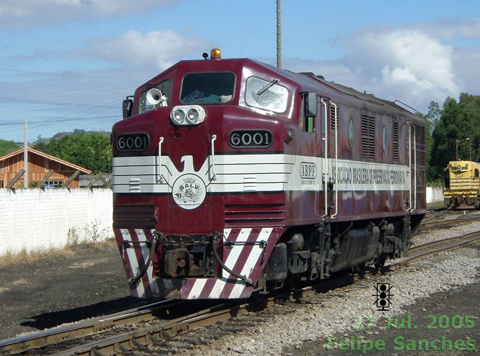 Locomotiva B12 nº 6001 da ABPF Tubarão (SC) com a pintura da Águia (EFVM) e o emblema da SALV, em 2005