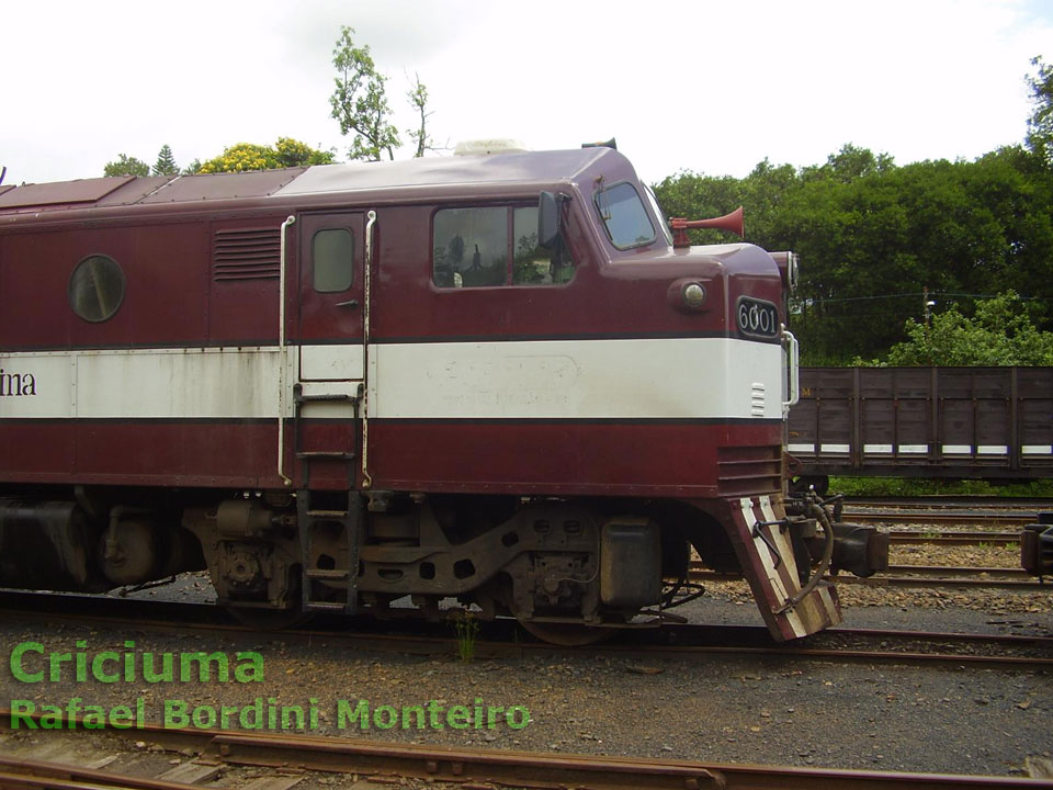 Vista lateral da cabine da locomotiva B12 nº 6001 no pátio da FTC - Ferrovia Teresa Cristina, em Criciúma (SC)
