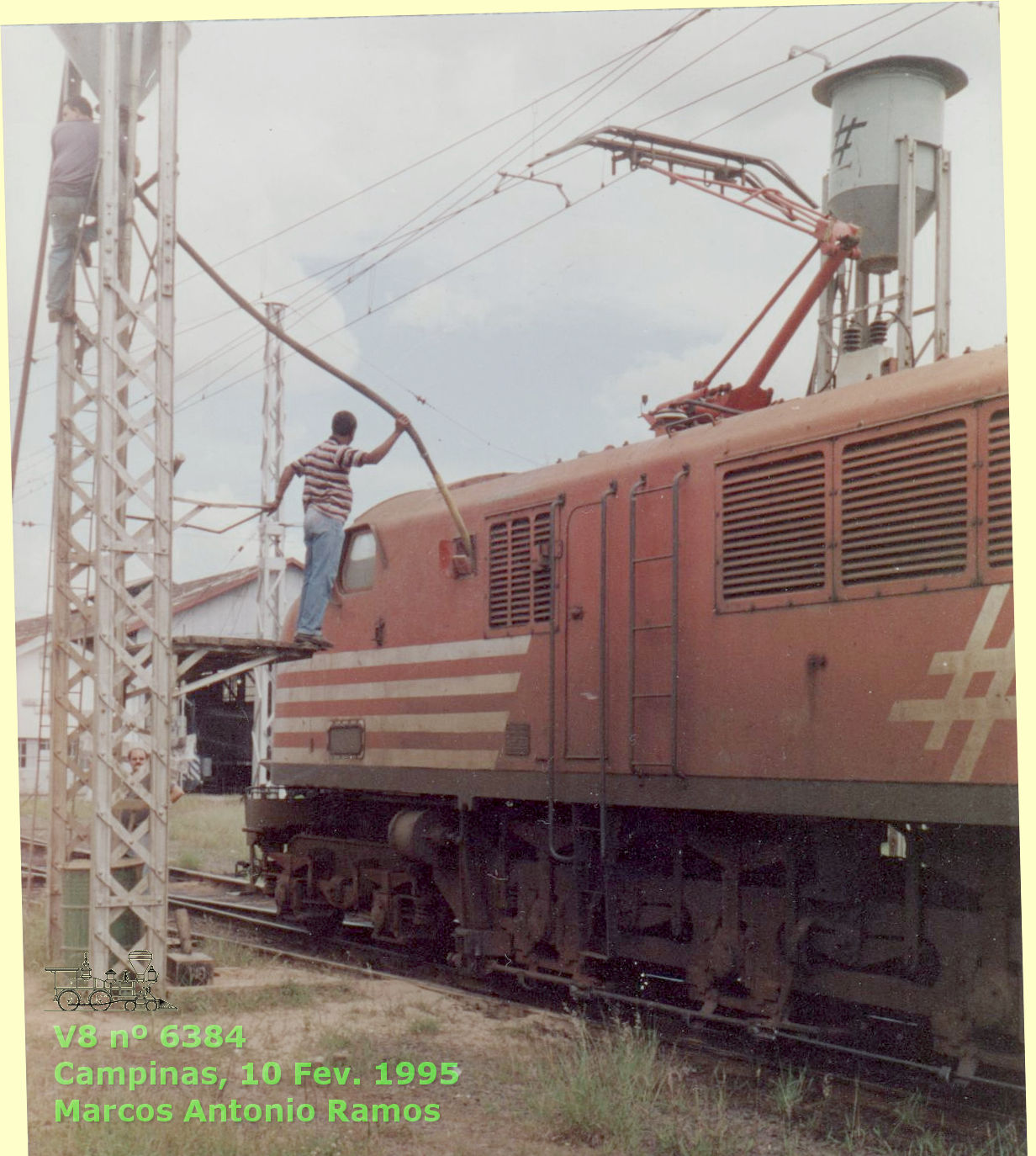 Locomotiva V8 nº 6384 Fepasa no areieiro em Campinas, 1995