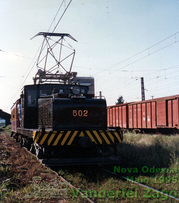 Vista frontal da locomotiva Baratinha n° 502 restaurada nos padrões da CPEF