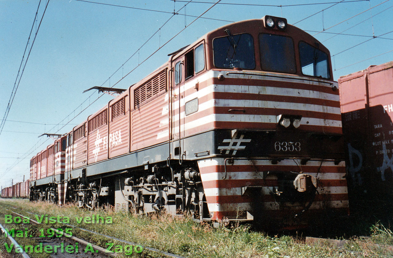 Duplex liderada pela locomotiva elétrica GE CC Vanderlea nº 6353 em Boa Vista velha, aguardando lotação para o interior, em 1995