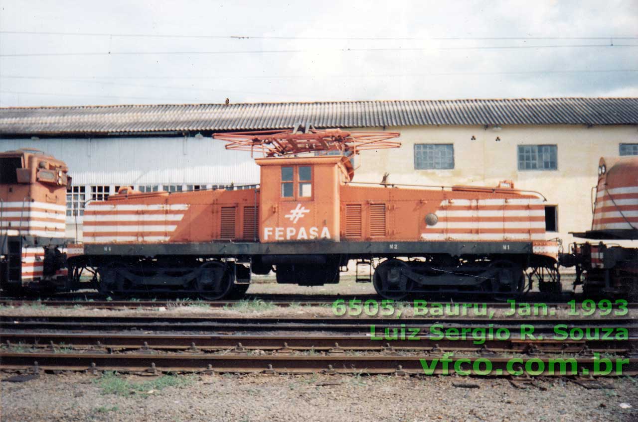 Locomotiva elétrica GE Baratinha nº 6505 Fepasa nas oficinas de Bauru