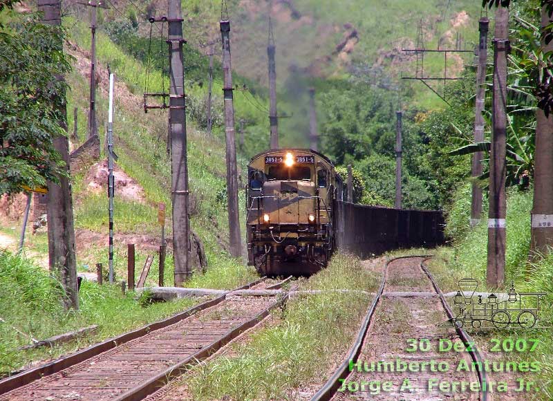 Locomotiva nº 3851 no comando do trem de minério de ferro próximo à passagem de nível em Humberto Antunes