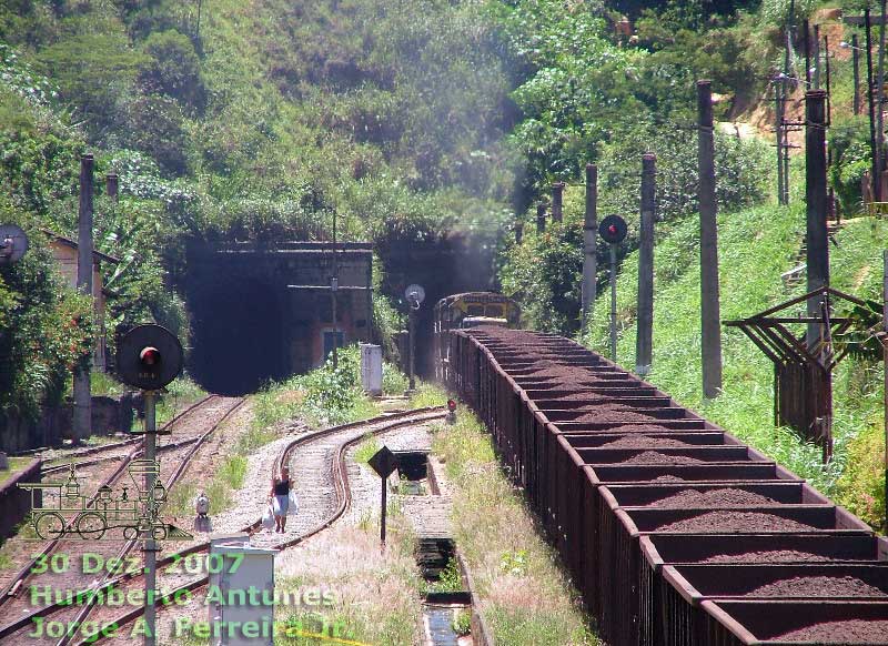 O trem de minério de ferro mergulha no Túnel Grande (Túnel nº 12), iniciando a descida para o Rio de Janeiro
