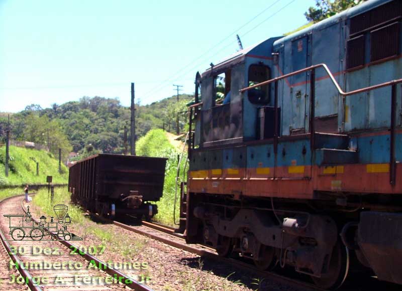 Os vagões carregados de minério afastam-se do conjunto de locomotivas de auxílio de cauda