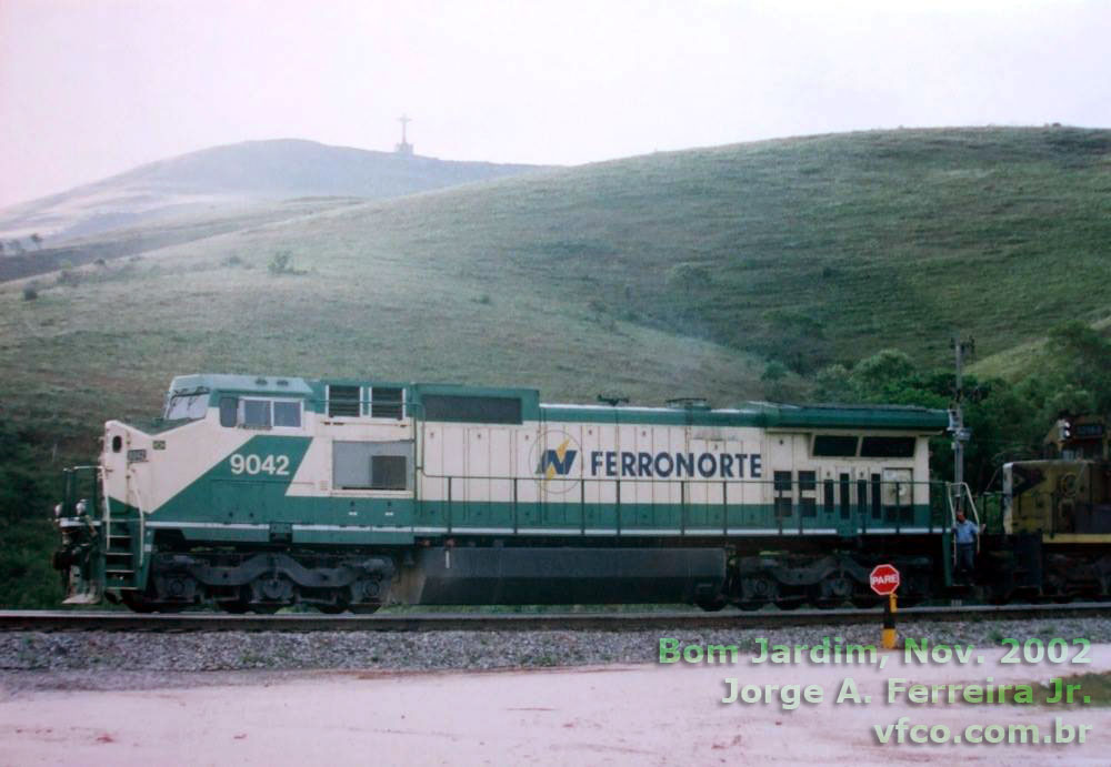 Vista lateral da locomotiva Dash 9-44C ou C44-9WM nº 9042 Ferronorte em Bom Jardim de Minas