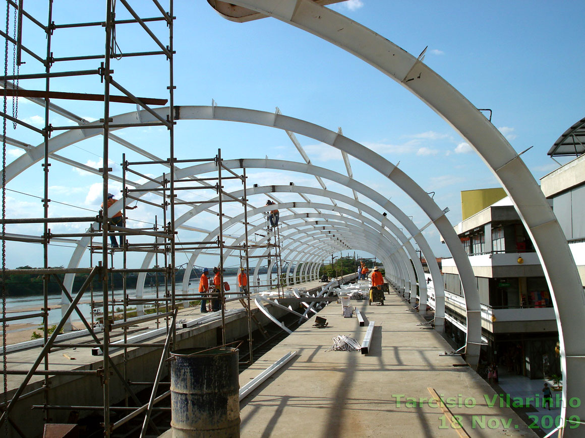 Estação do Metrô junto ao Shopping Cidade, durante a montagem da cobertura, vista da plataforma