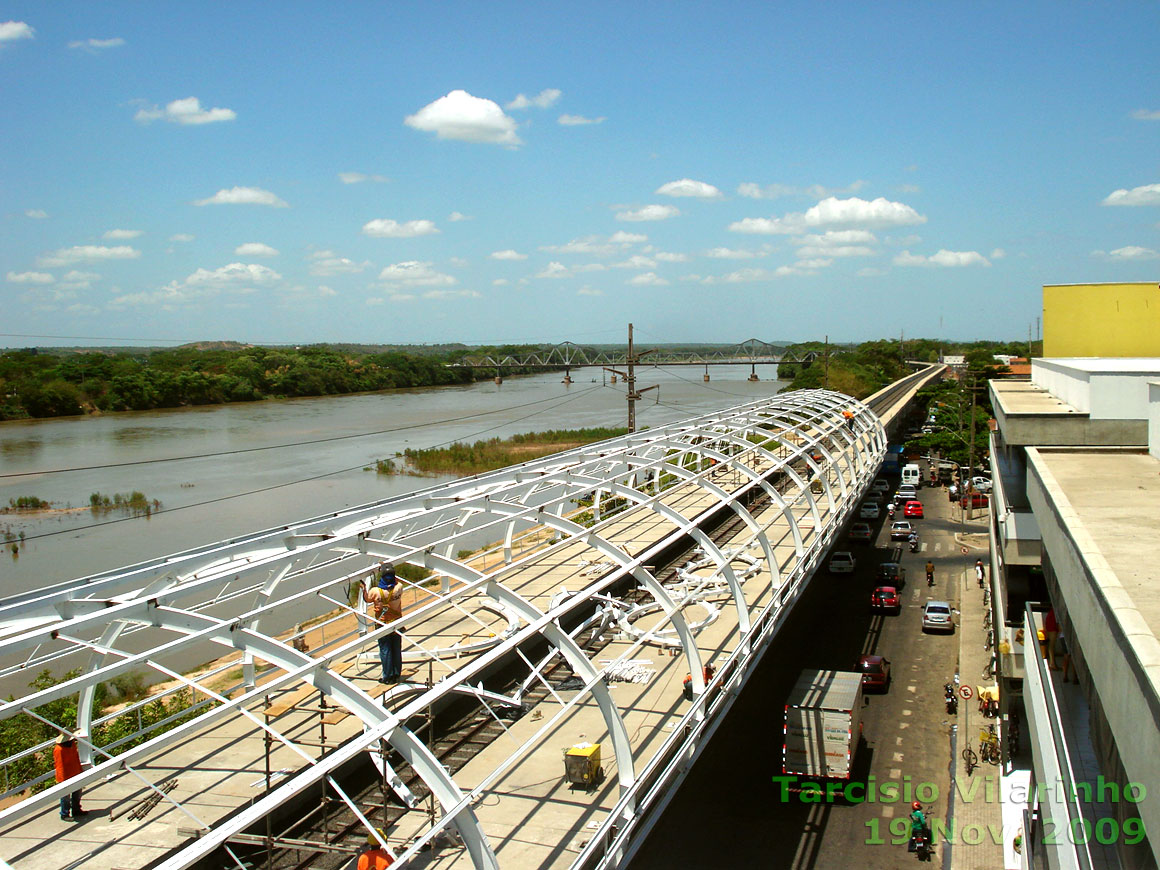 Montagem da cobertura da estação do Metrô, vista do Shopping Cidade