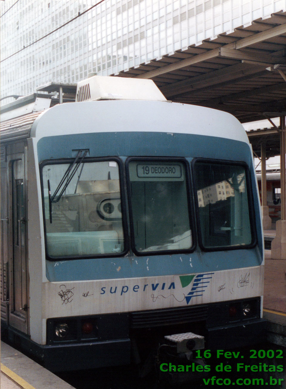 Trem série 8000 (antigo Série 800 reformado); carro E 18011 na estação D. Pedro II