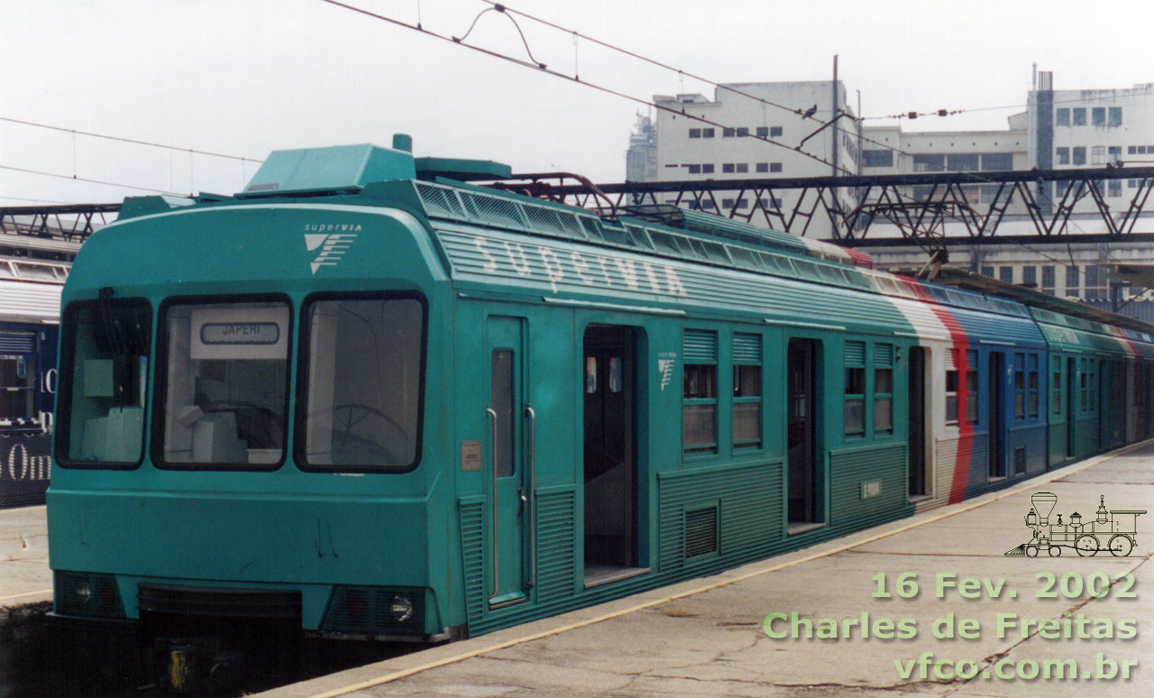 Trem formado com carros das séries 9000 e 900:  Trem E 945 - ER 945 - ER 1945 - E 1945 - E 944 - ER 944 - ER 9004 - E 9004 na estação D. Pedro II