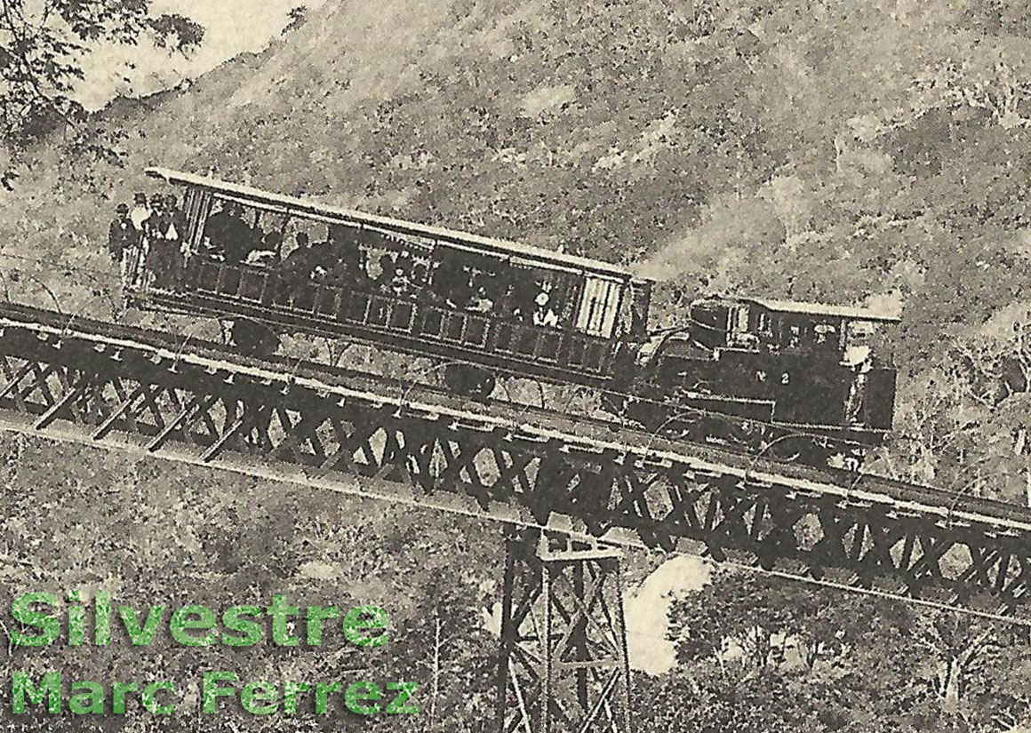 Locomotiva de cremalheira a vapor nº 2 da Estrada de Ferro do Corcovado com carro de passageiros no viaduto do Silvestre