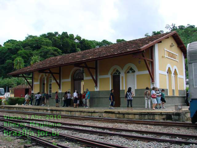 Turistas na estação ferroviária de Viana para embarcar no Trem das Montanhas Capixabas