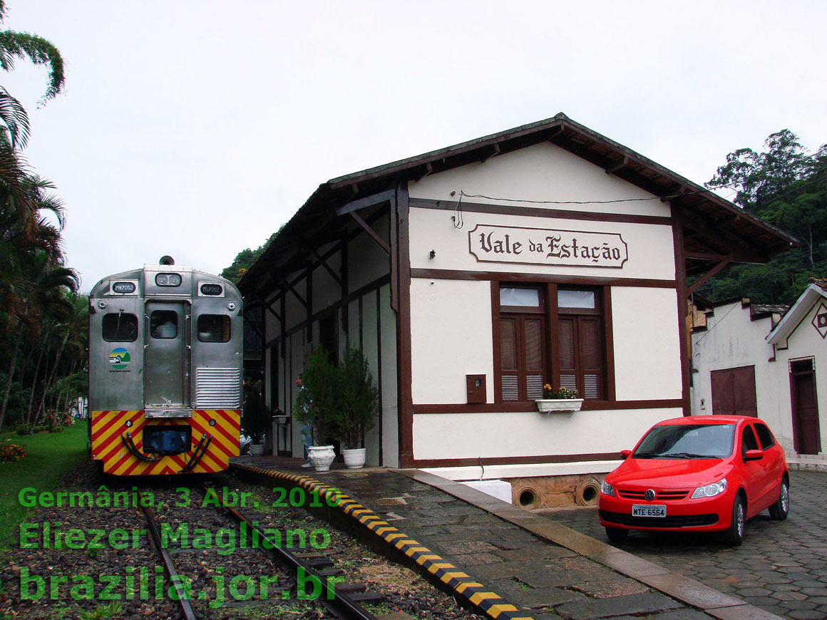 Automotriz do Trem das Montanhas Capixabas na estação ferroviária de Germânia, batizada Vale da Estação
