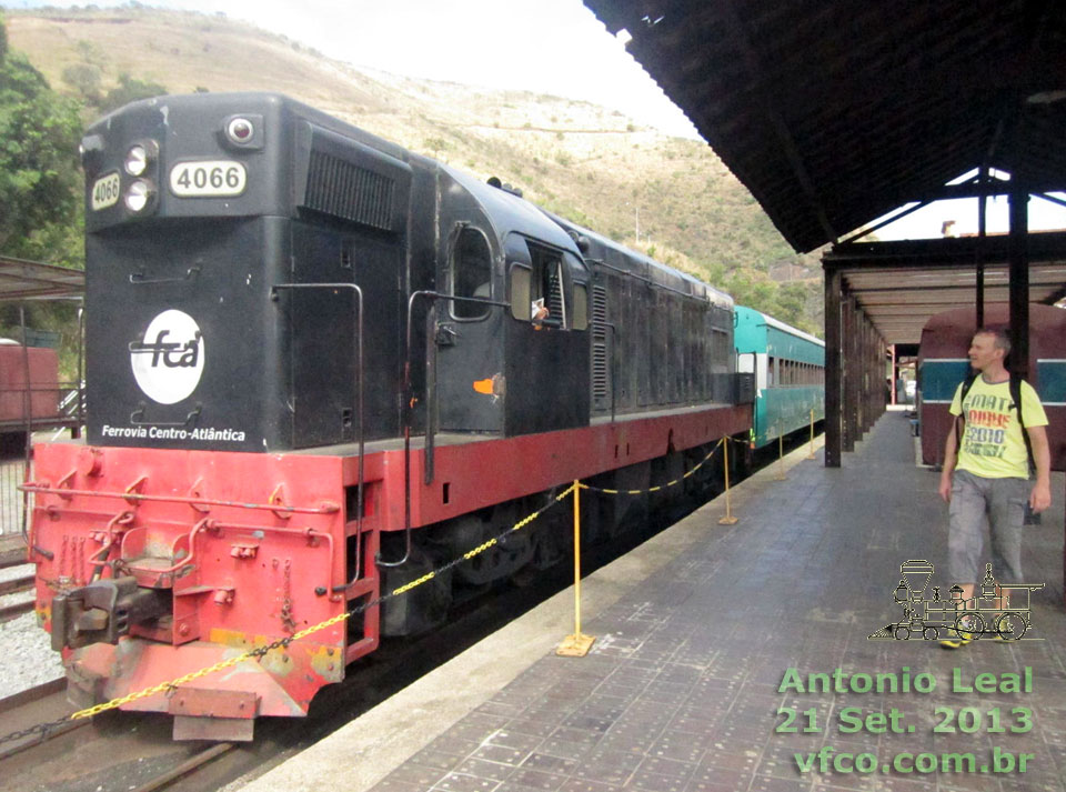 Locomotiva G8 nº 4066 FCA com o trem turístico na estação ferroviária de Ouro Preto, em 2013