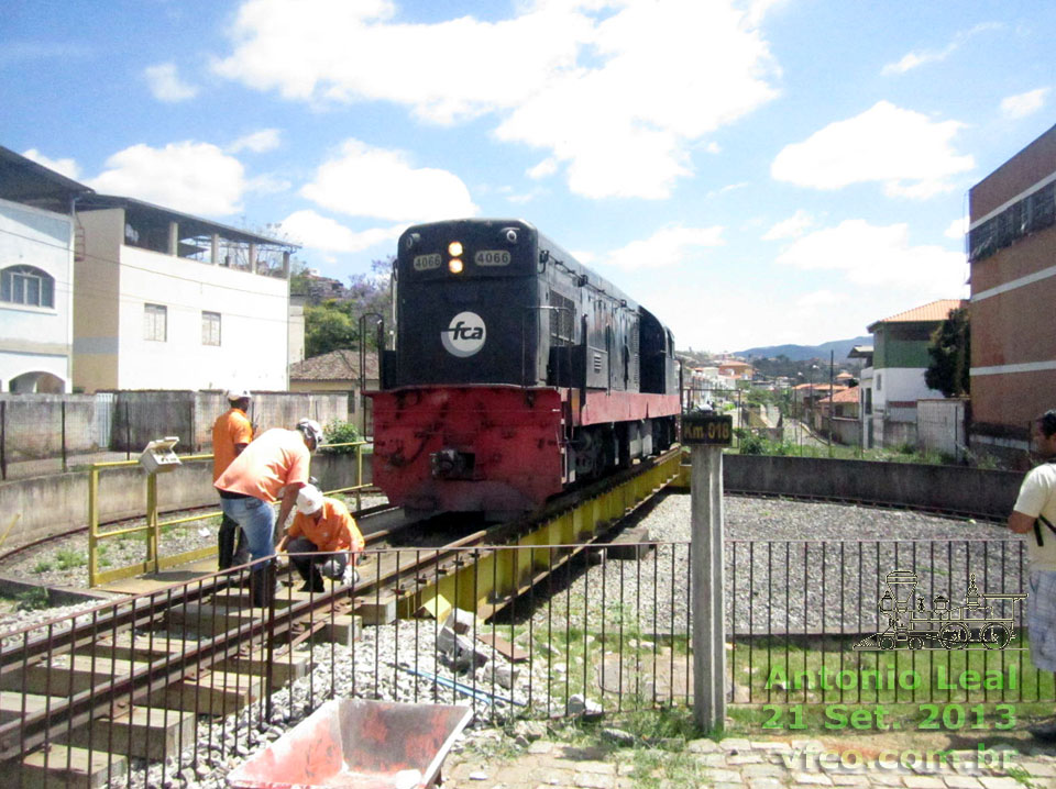 locomotiva G8 nº 4066 FCA posicionada no girador, na estação de Mariana