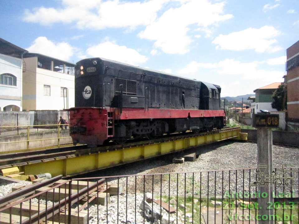 A locomotiva G8 nº 4066 FCA começa a ser virada, na estação de Mariana
