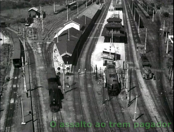 Vista aérea da estação ferroviária de Japeri no filme O assalto ao trem pagador, de 1962