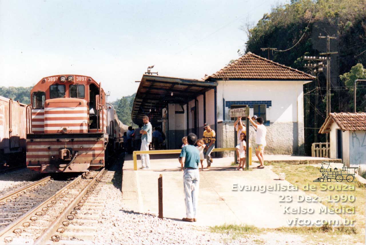 Troca da locomotiva LEW pela U20C nº 3897 Fepasa em Evangelista de Souza