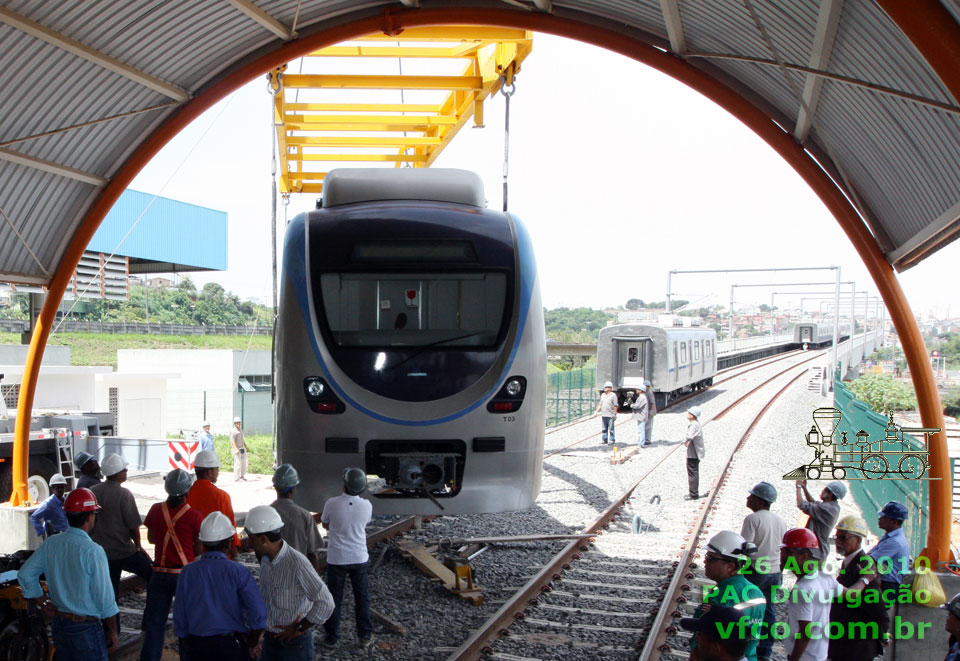 Colocação dos trens do Metrô de Salvador nos trilhos, em Agosto de 2010