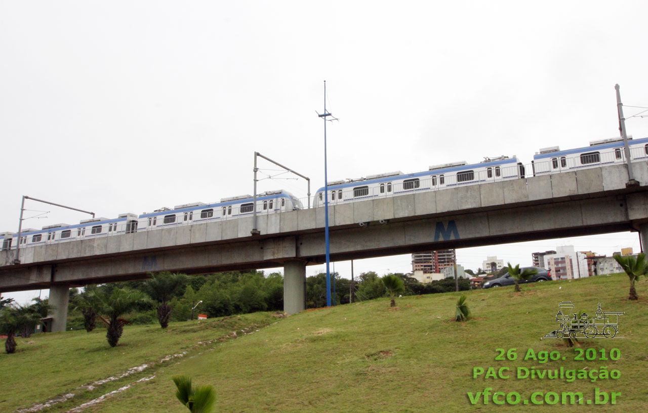 Trens do Metrô de Salvador já encarrilados, sobre o viaduto (via elevada)