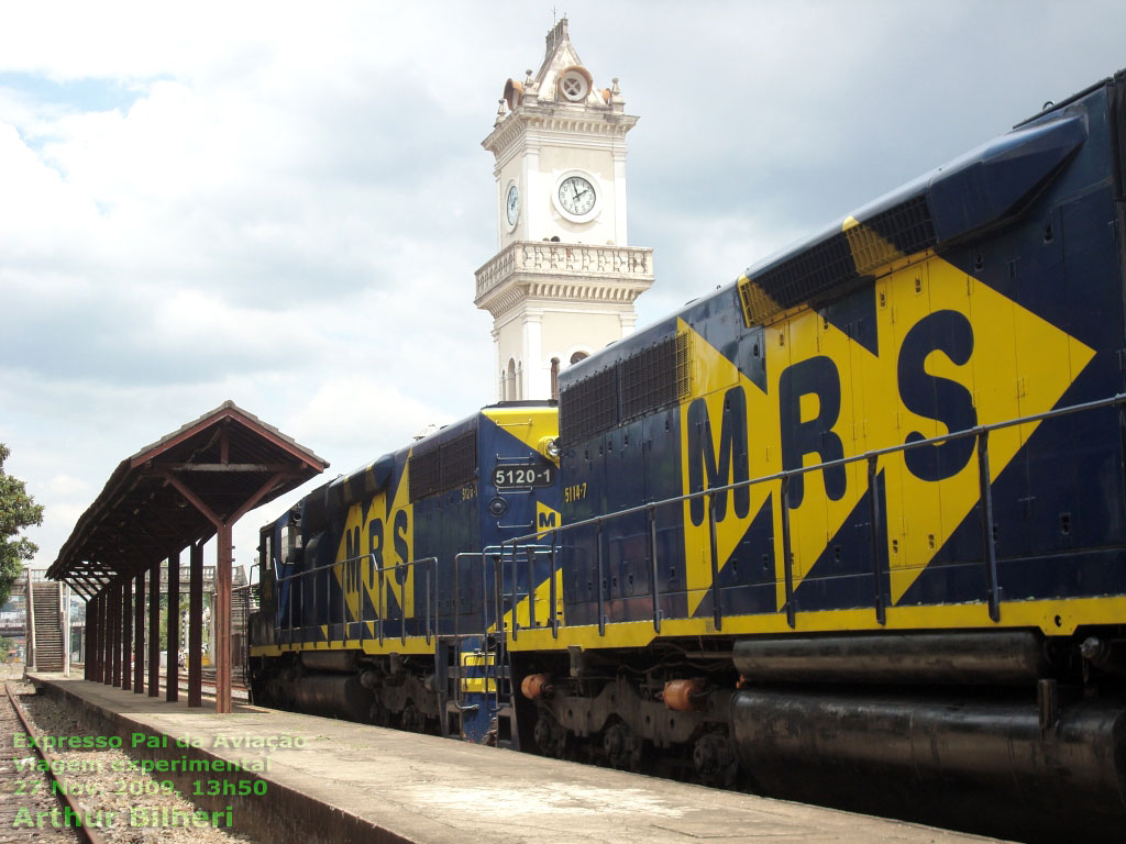 Outra vista das locomotivas SD38M nº 5114-7 e 5120-1 da ferrovia MRS, empregadas na viagem experimental do trem turístico