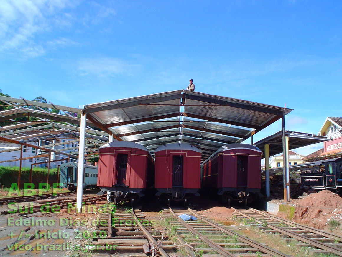 Fixação das telhas dos galpões da nova oficina do Trem das Águas, com os vagões nos trilhos