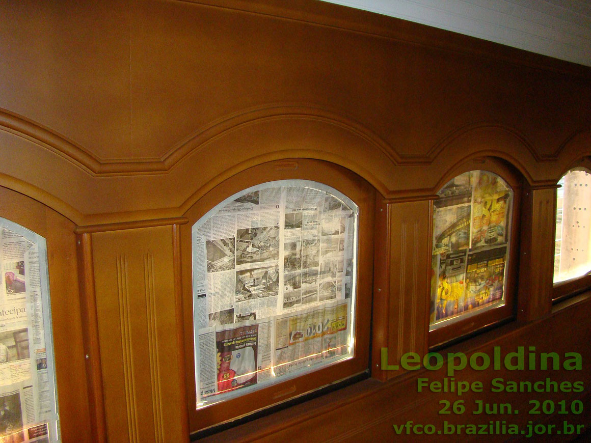 Detalhes do acabamento interno do vagão, já com os vidros nas janelas