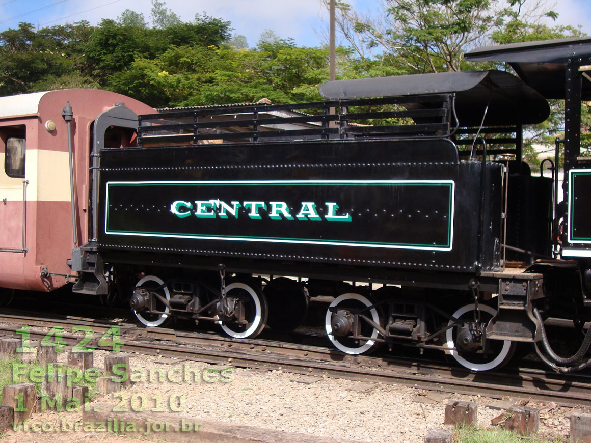 Detalhe do tender da locomotiva, que infelizmente sofreu pequenos danos nas letras. As letras foram desenhadas seguindo os desenhos originais da EFCB e pintadas pelo Hugo Caramuru