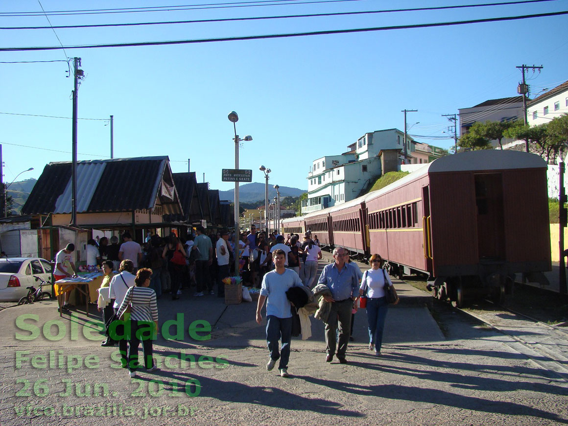 Extensão da plataforma  da estação ferroviária de Soledade de Minas, onde os turistas percorrem as barracas de artesanato local e produtos típicos da região
