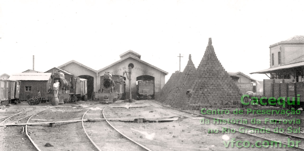 Antigo depósito de locomotivas de Cacequi (RS) e empilhamento de carvão importado em briquetes