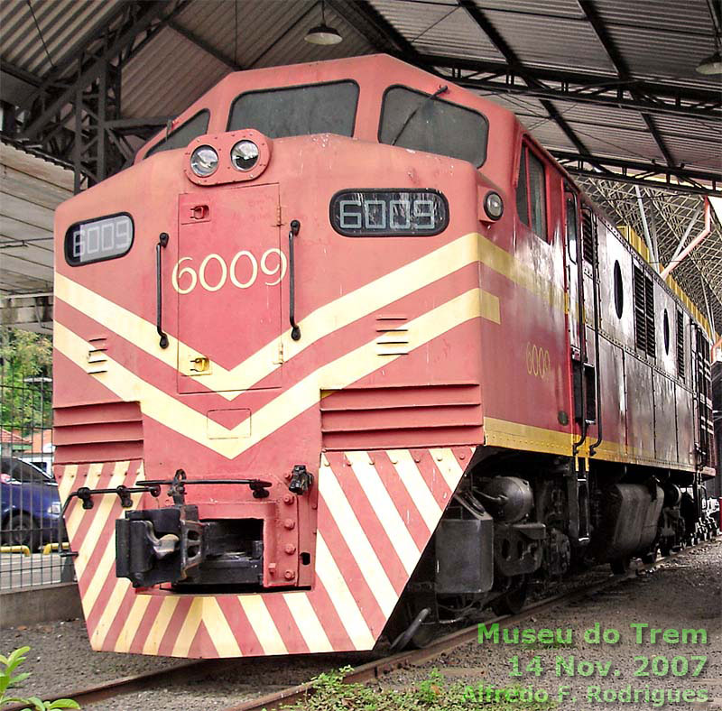 Vista frontal da locomotiva B12 nº 6009 em exposição no Museu do Trem, de São Leopoldo (RS)