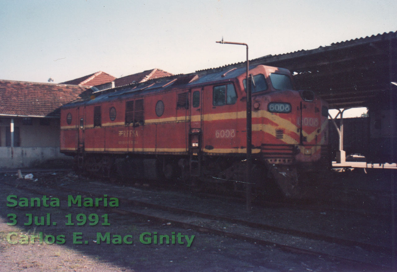 Locomotiva B12 nº 6008 SR6 RFFSA estacionada na estação de Santa Maria, onde servia como sala de estudos para os alunos da escola ferroviária local, em 1991
