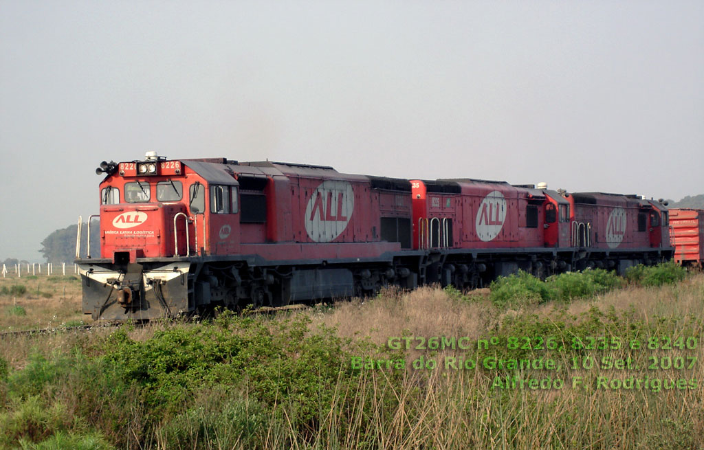 Locomotiva GT26MC nº 8226 em Barra do Rio Grande (2007), por Alfredo F. Rodrigues