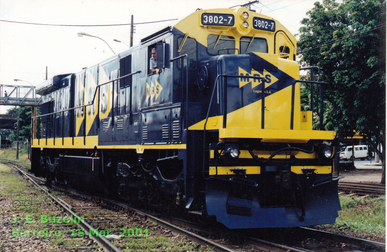 Locomotiva C36ME nº 3802-7  a terceira entregue à MRS, em 15 Mar. 2001. Ao comando, o maquinista Avelar
