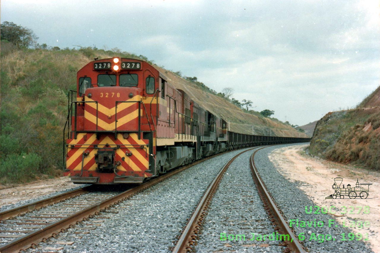 Locomotiva U23C nº 3278 RFFSA no comando de um trem de 108 gôndolas de minério de ferro na Ferrovia do Aço
