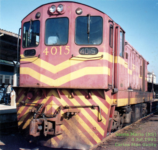 Vista frontal da Locomotiva GL-8 n° 4015-3N da RFFSA - Rede Ferroviária Federal, em Santa Maria (RS)