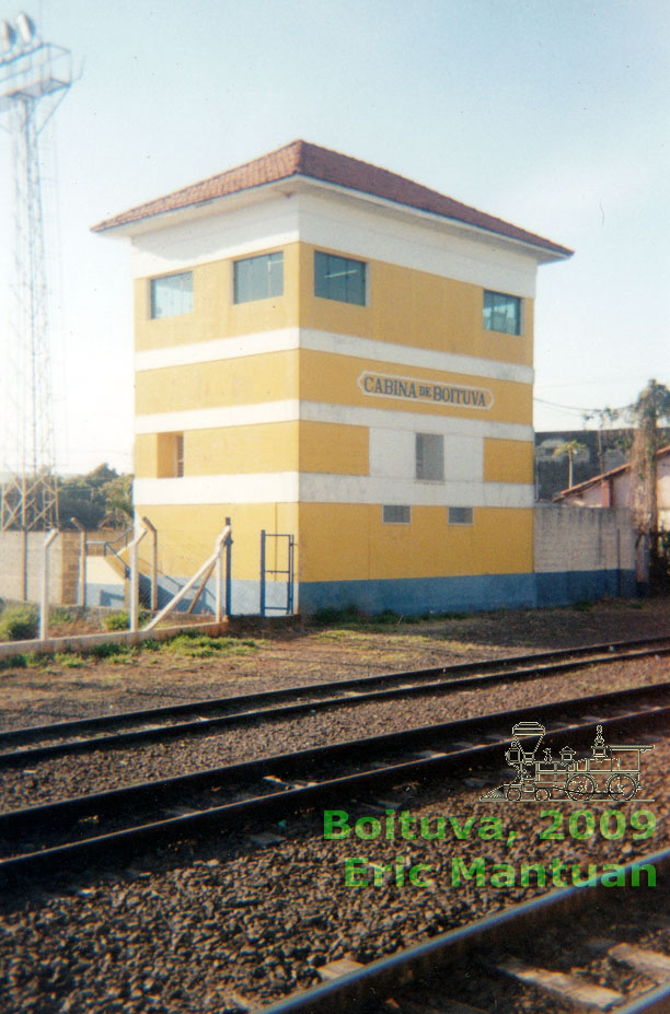 Frente e lateral da cabina de sinalização ferroviária da Sorocabana em Boituva